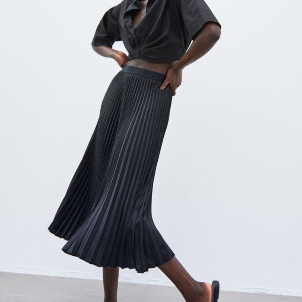 H&M midi pleated black skirt
